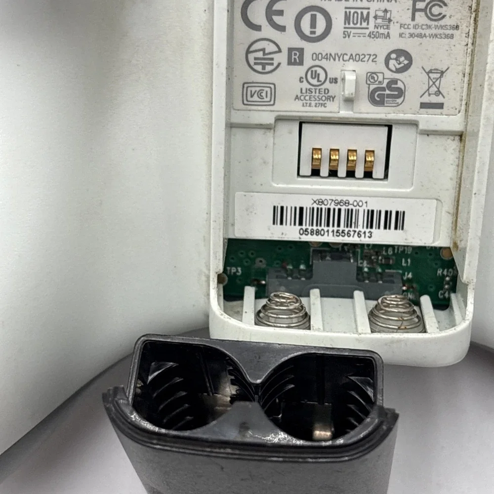 Xbox‎ Wireless Controller White 2 AA Batteries For Parts Not Tested